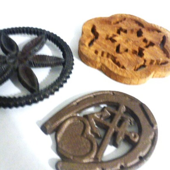 3 TRIVETS Lucky HORSESHOE Trivet Boat Anchor CAST Trivet CARVED WOOD Trivet - Picture 1 of 3